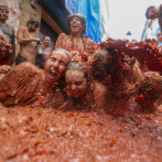 España: Más de 22,000 personas combaten a tomatazos en la popular fiesta de la Tomatina