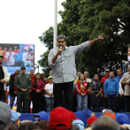 Opositores venezolanos protestan y Nicolás Maduro celebra