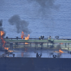 Barco petrolero griego atacado en el mar Rojo lleva una semana en llamas