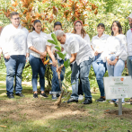 Siembra simbólica de árbol en peligro de extinción