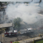 Más de 20 unidades de bomberos trabajan en sofocar incendio de zona franca en Moca