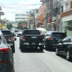 El doble parqueo causa caos en vías del Distrito