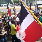 Decenas de personas de la Antigua Orden Dominicana se preparan para marchar al Palacio Nacional