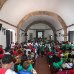 Entre encendido de velones, misa y pasteles, dominicanos celebran el día de San Miguel Arcángel