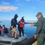 Detienen a 64 migrantes haitianos que fueron abandonados en una isla de Puerto Rico