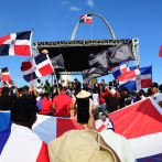 Cientos de personas protestan en la Plaza de la Bandera por un control migratorio más 