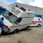 Enfurecidos por fallecimiento de joven, personas vuelcan ambulancia en hospital