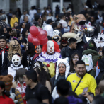 Personajes de terror invaden las calles de Puebla en centro de México