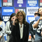 Kamala Harris aparece por sorpresa en la sede demócrata para llamar por teléfono a votantes