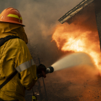 Devastador incendio en California amenaza más de 11,000 edificaciones