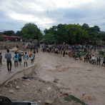 Oleaje y lluvias dejan varadas mercancías de comerciantes haitianos en la frontera con Pedernales