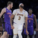 Anthony Davis terminó con el ojo lesionado tras bloquear un intento de volcada de Jakob Poeltl