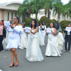 Mujeres marchan en la UASD vestidas de novia en protesta contra de los feminicidios