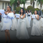 Mujeres marchan en la UASD vestidas de novia en protesta contra de los feminicidios