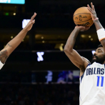 Irving anota 30, Grimes 24 y Dallas sin Doncic vence 106-94 a Utah