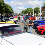 Pasión por los automóviles reúne a las personas en la exhibición de Cars and Coffee 2024