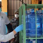 Propietarios de negocios siguen vendiendo agua en botellones sin protegerla del sol