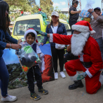 Vuelve el Santa Claus de Guatemala a su cita anual de acrobacias y regalos