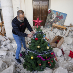 Un pequeño árbol de Navidad sobrevive entre las ruinas de una iglesia bombardeada en Líbano