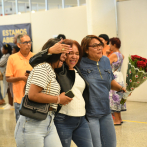 Lágrimas, abrazos y besos en aeropuerto por reencuentros