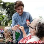 Raquel Peña visita ancianos y niños enfermos en Santiago por Navidad