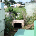 El cementerio Cristo Salvador se encuentra sumergido entre la maleza