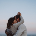 Estudio revela que chismear en pareja podría fortalecer la relación