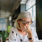 Estudio revela que problemas laborales afectan sueño de empleados y sus parejas