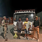Detienen camionero que ocultaba haitiano en condición migratoria bajo una carga de sacos