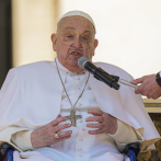 El papa hace una aparición sorpresa en la plaza de San Pedro