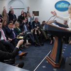 Juez ordena que agencia AP vuelva a la Casa Blanca