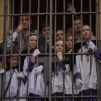 Con lluvia o sol, las emociones están a flor de piel en las procesiones de Semana Santa en Sevilla