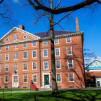 Trump retira otros US$450 millones de financiación a Harvard