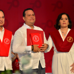 Intec entrega a los padres de Aida Nicole Reyes, fallecida en accidente de tránsito, su título de licenciada