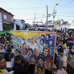 Miles caminan por el papa Francisco en Buenos Aires en una procesión de despedida