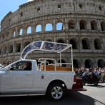 Miles desfilan por la tumba del papa Francisco