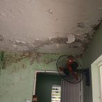 Letrinas, pisos de tierra y techo filtrado: escuelas deterioradas