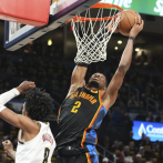Gilgeous-Alexander anota 34 y Thunder aplasta a los Nuggets para igualar 1-1 la semifinal del Oeste