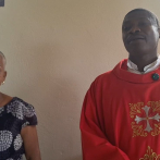 Sacerdote pide arreglo de calles en Santo Domingo Norte; dice niños llegan sucios del lodo a escuela