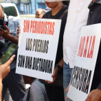 Comunicadores protestan en el Palacio Nacional para denunciar maltratos a la prensa