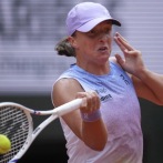 Iga Swiatek vence a Emma Raducanu y recupera sensaciones en el Abierto de Francia