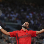 Djokovic gana fácil en un encuentro matizado por los festejos de la victoria del PSG en la Champions