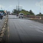 Inician colocación de postes de luz en puente de la 17