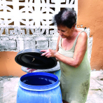 Continúan las quejas por escasez de agua en sectores del Gran Santo Domingo