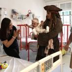 Johnny Depp vuelve a encarnar a Jack Sparrow para visitar hospital infantil en España