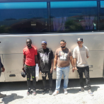 Detienen a chofer y cobrador por ocultar haitianos indocumentados en compartimento de autobús
