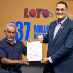 Leidsa entrega certificado a comerciante ganador de 37 millones con el Loto