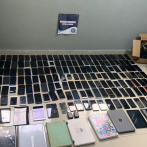 Incautan más de 27 mil cigarrillos, 166 celulares y otros artículos en allanamiento en La Romana