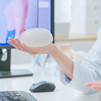 Aumento de senos con grasa o implantes: ¿cuál es para ti?