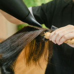 Secador, blower y plancha: la rutina de belleza que quiebra el cabello, según especialista